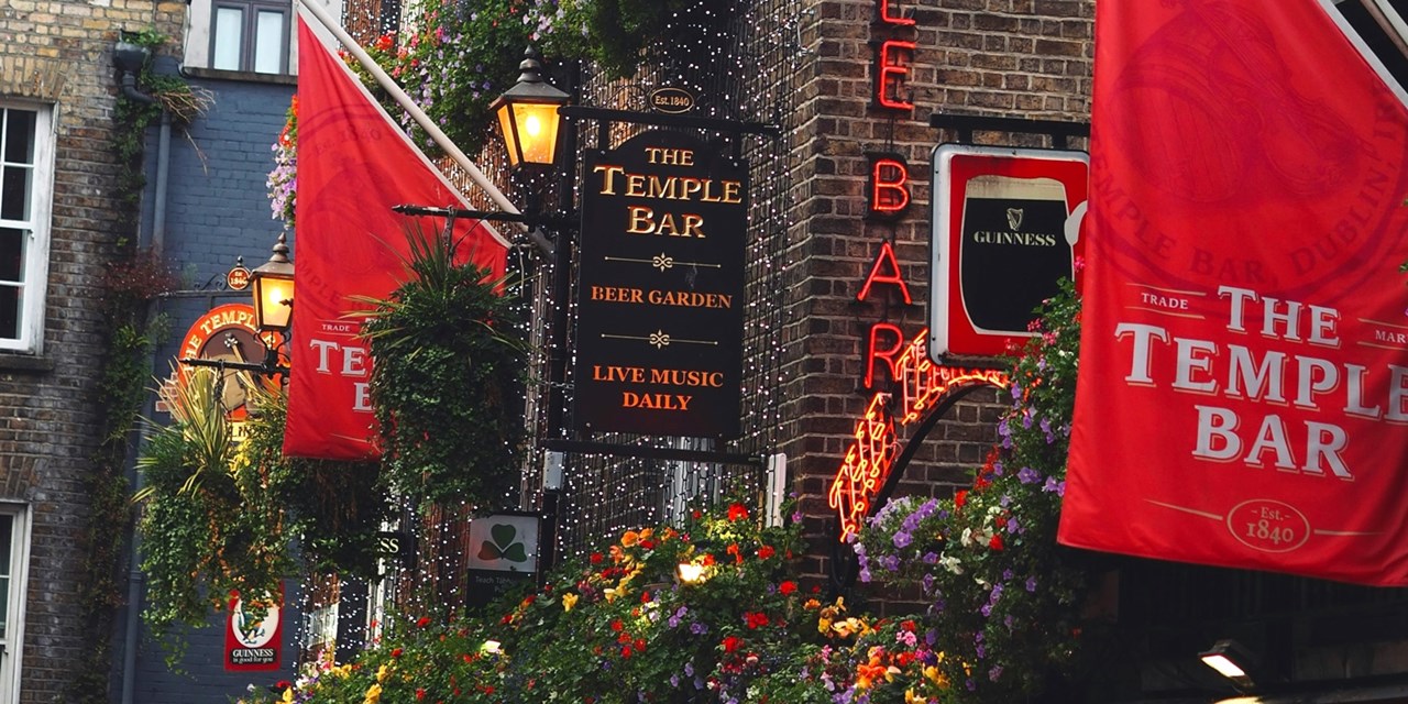 La zona de Temple Bar es famosa por sus calles empedradas, pubs tradicionales y animado ambiente musical.