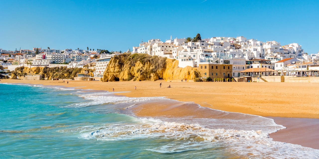 Praia dos Pescadores se encuentra justo debajo del casco antiguo y debe su nombre a la tradición pesquera de Albufeira.