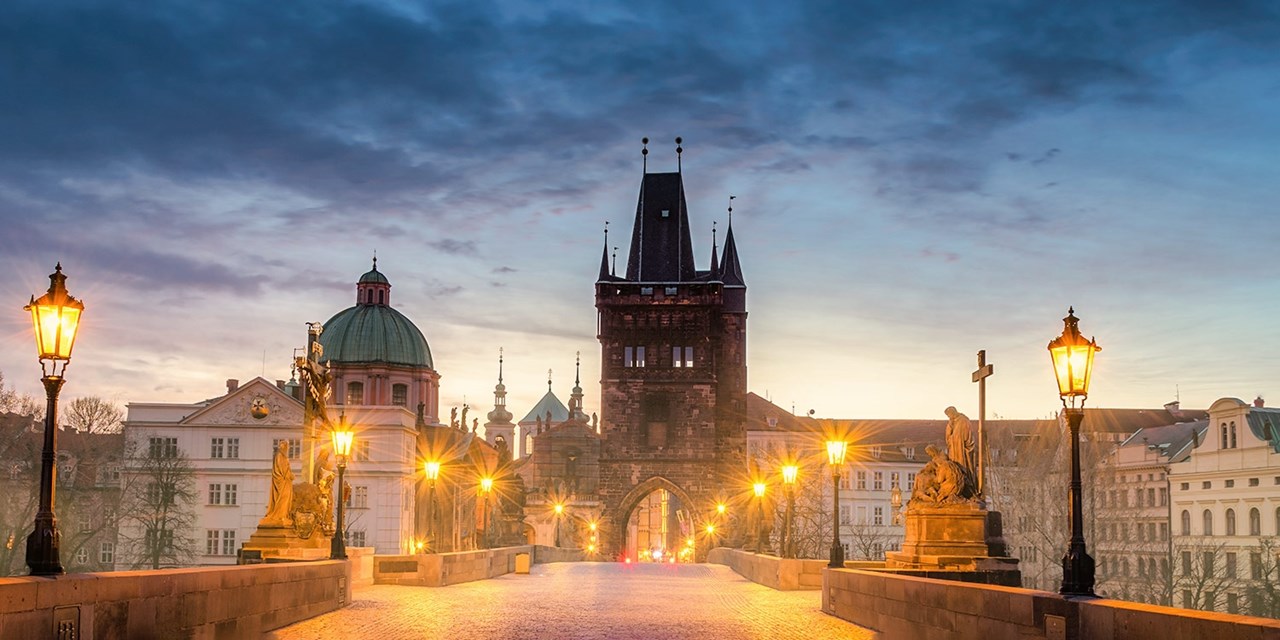 El Puente de Carlos fue durante siglos el único puente de Praga sobre el Moldava, hasta la construcción del puente del emperador Francisco en 1841.