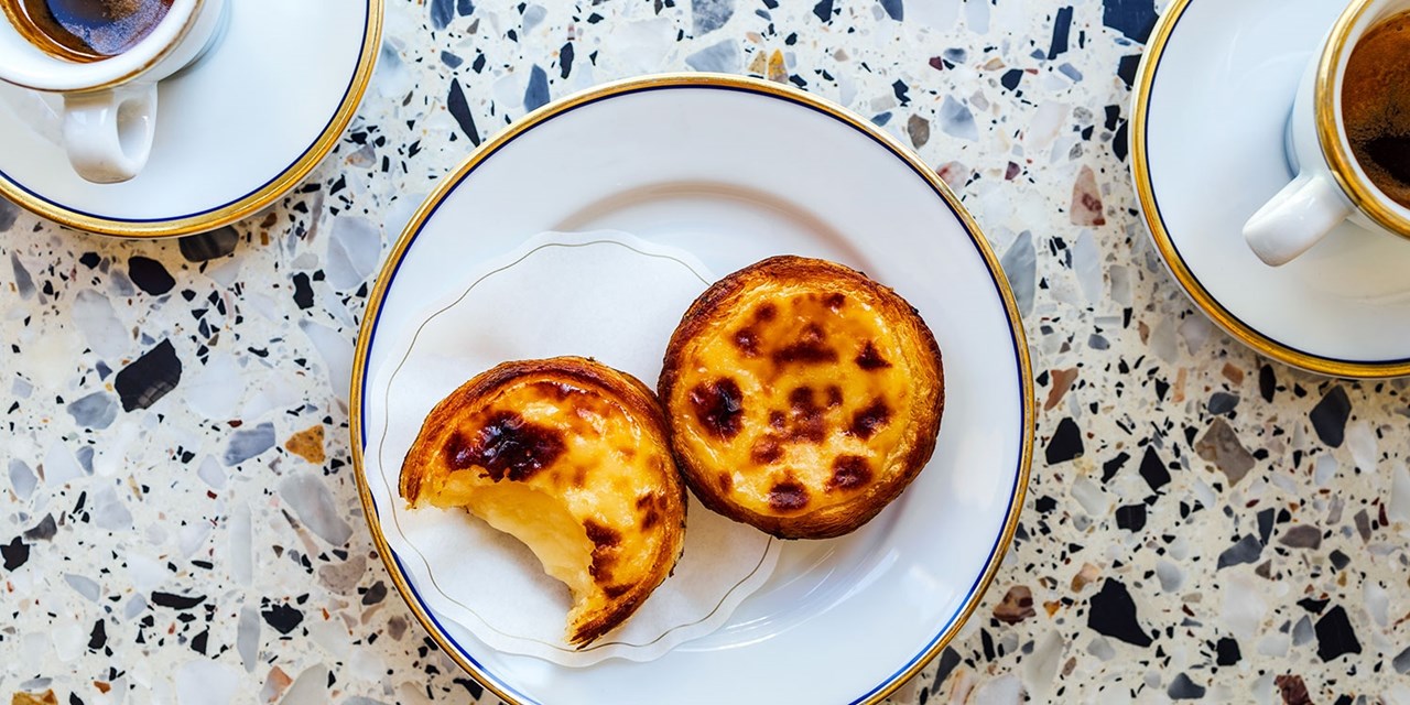 Los pastéis de nata son uno de los dulces portugueses más famosos y se disfrutan especialmente recién horneados, con canela.