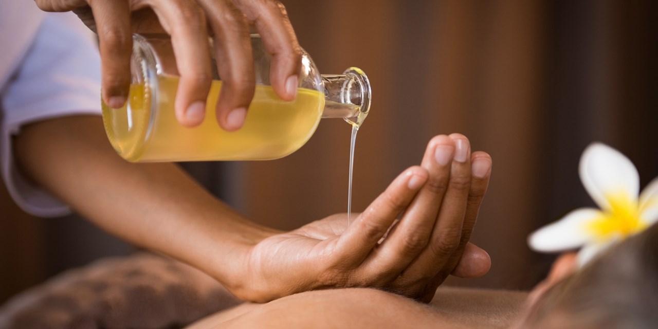 El masaje con aceite ayuda a relajar músculos y reducir tensiones