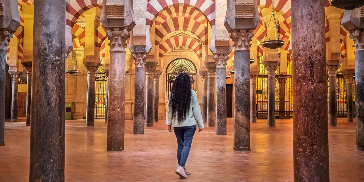 El interior de la Mezquita de Córdoba sorprende por el famoso bosque de columnas y arcos de herradura bicolores