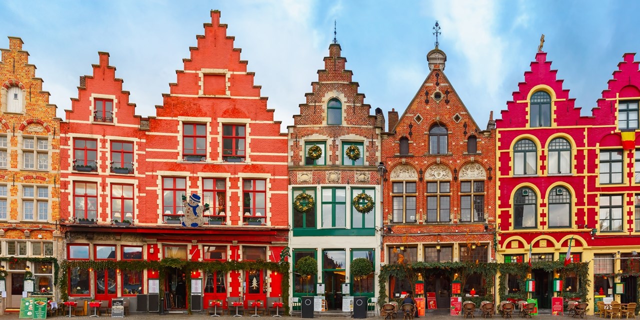 Las fachadas medievales se reflejan en el centro histórico de Brujas