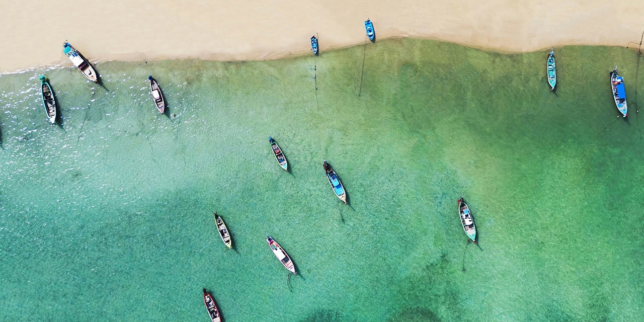 Vista aérea de la costa de Phuket y aguas turquesa