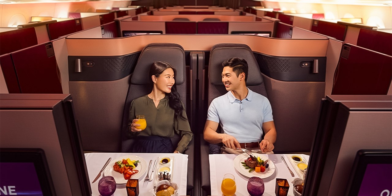 カタール航空　ビジネスクラス「Qsuite」　ダブルスイート　イメージ　※成田～ドーハ間のみ。都合により、機材が変更される場合があります。