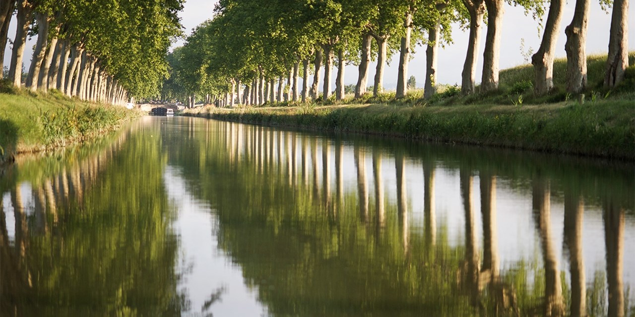Las aguas, los puentes y los caminos arbolados del Canal du Midi crean un paisaje ideal para descubrir esta zona del Sur de Francia a otro ritmo