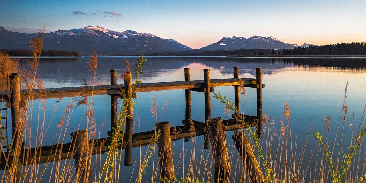 Das Hotel liegt direkt am Seeufer mit eigenem Yachthafen und Panoramablick auf die Chiemgauer Alpen | Travelzoo