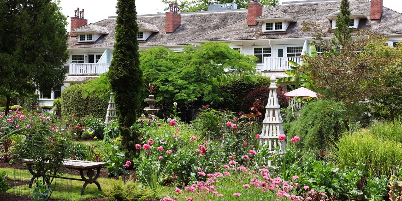 $499 -- Qualicum Beach mansion: 2 nights w/$100 credit, 40% off