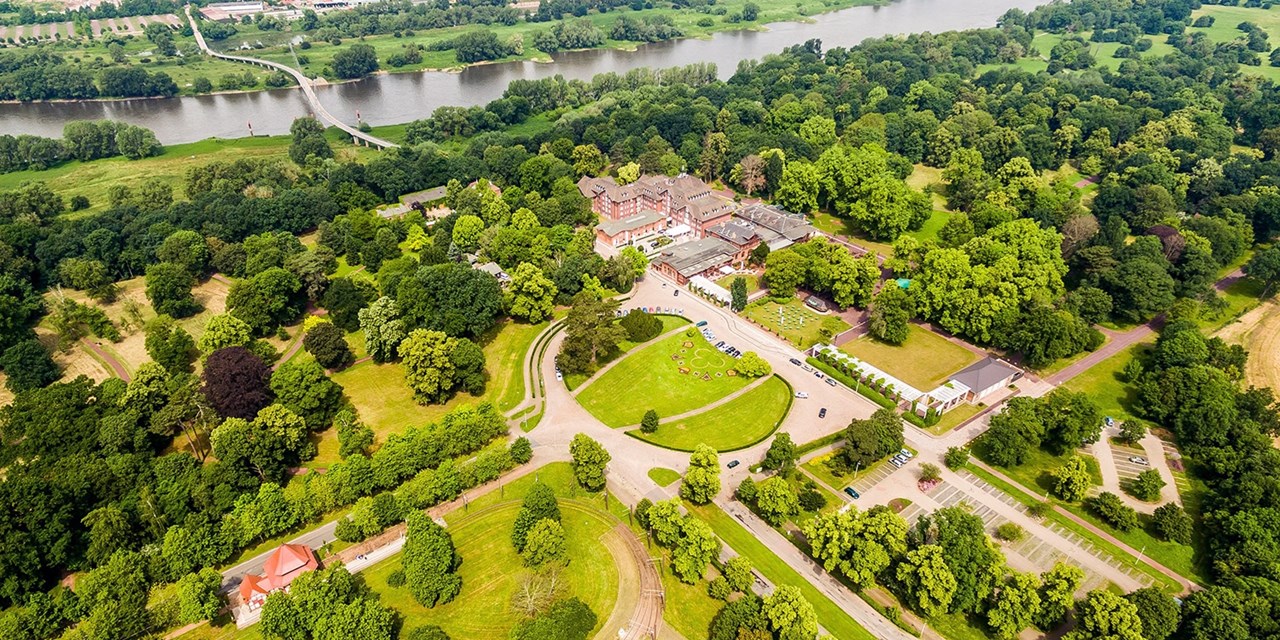 Das Hotel liegt im Herrenkrugpark an der Elbe | Travelzoo