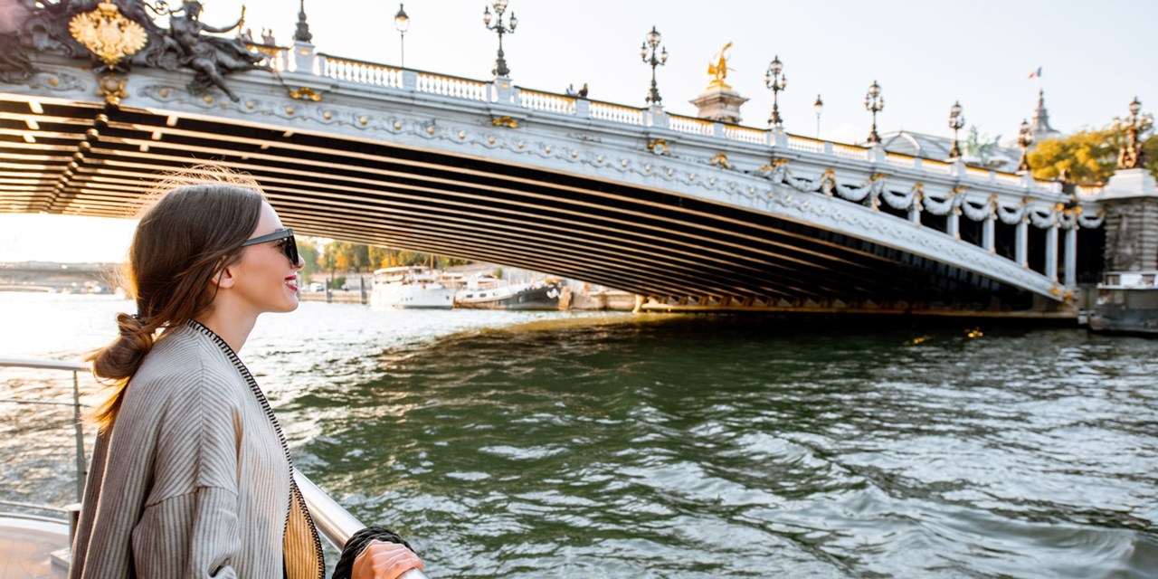 Gehen Sie an Bord eines schwimmenden Jachthotels auf der Seine. | Travelzoo