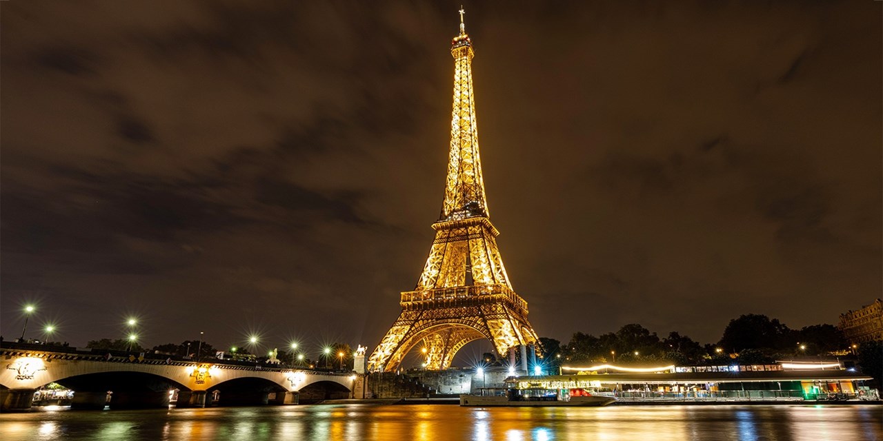 Tous les soirs, la tour Eiffel se pare de son habillage doré pour le plaisir de tous.