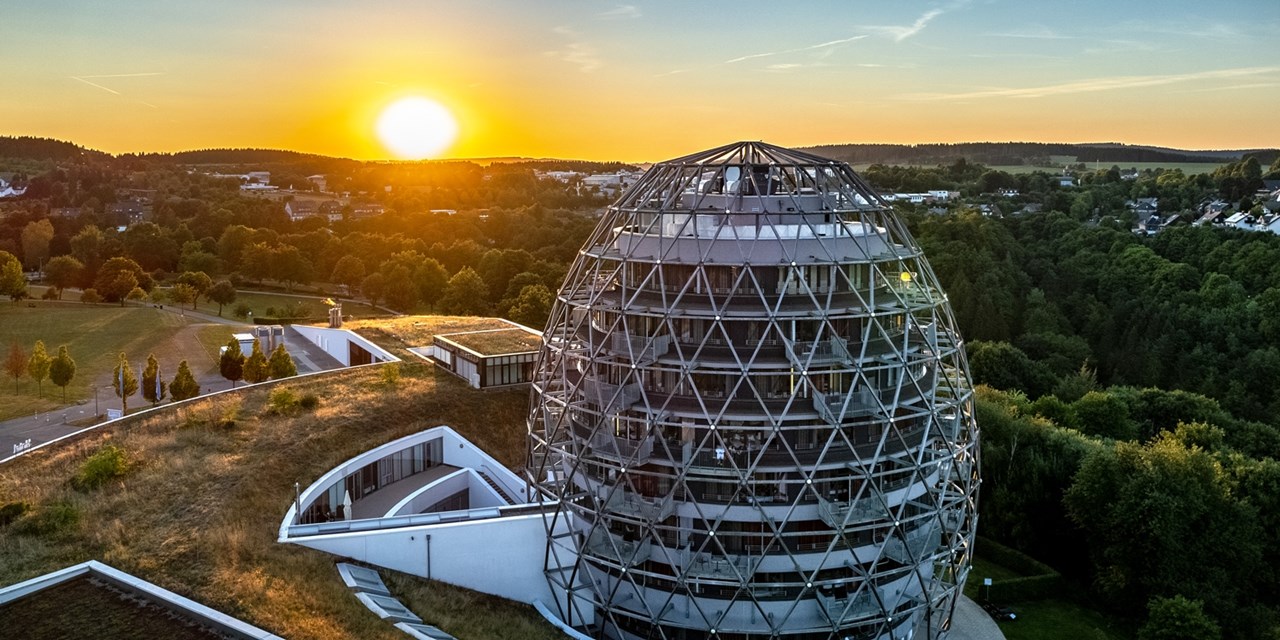 Das Oversum Vital Resort erinnert mit seiner ovalen Struktur an ein großes Ei | Travelzoo