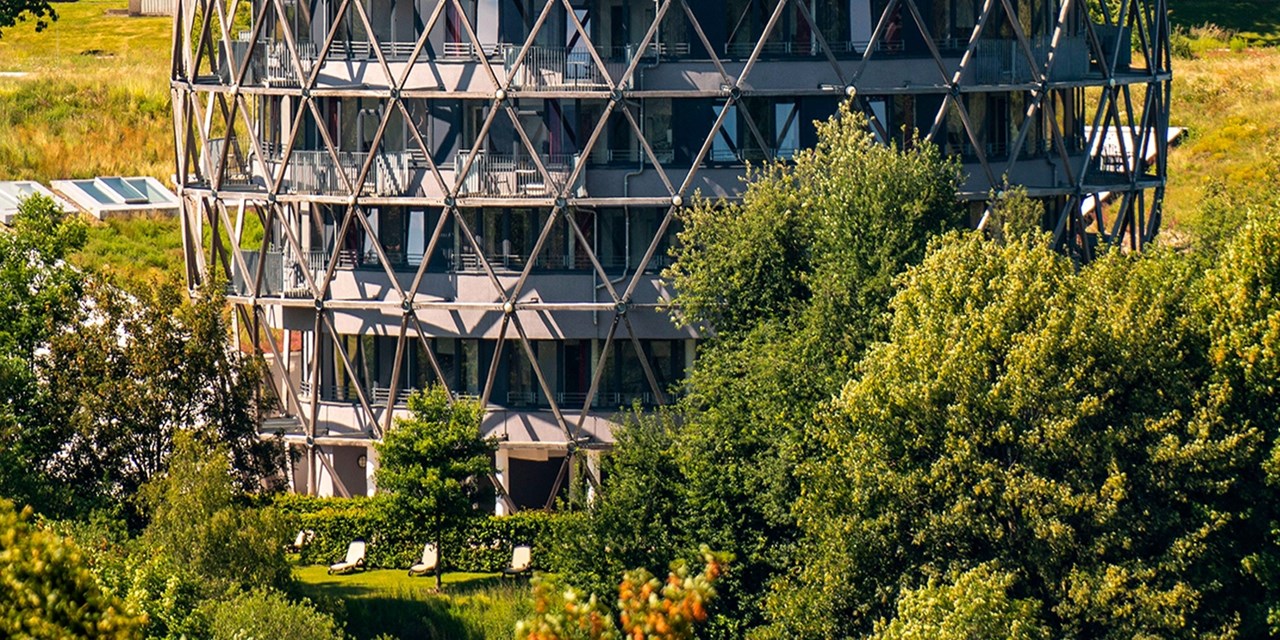 Das Oversum Vital Resort beeindruckt durch seine futuristische, eiförmige Architektur.  | Travelzoo