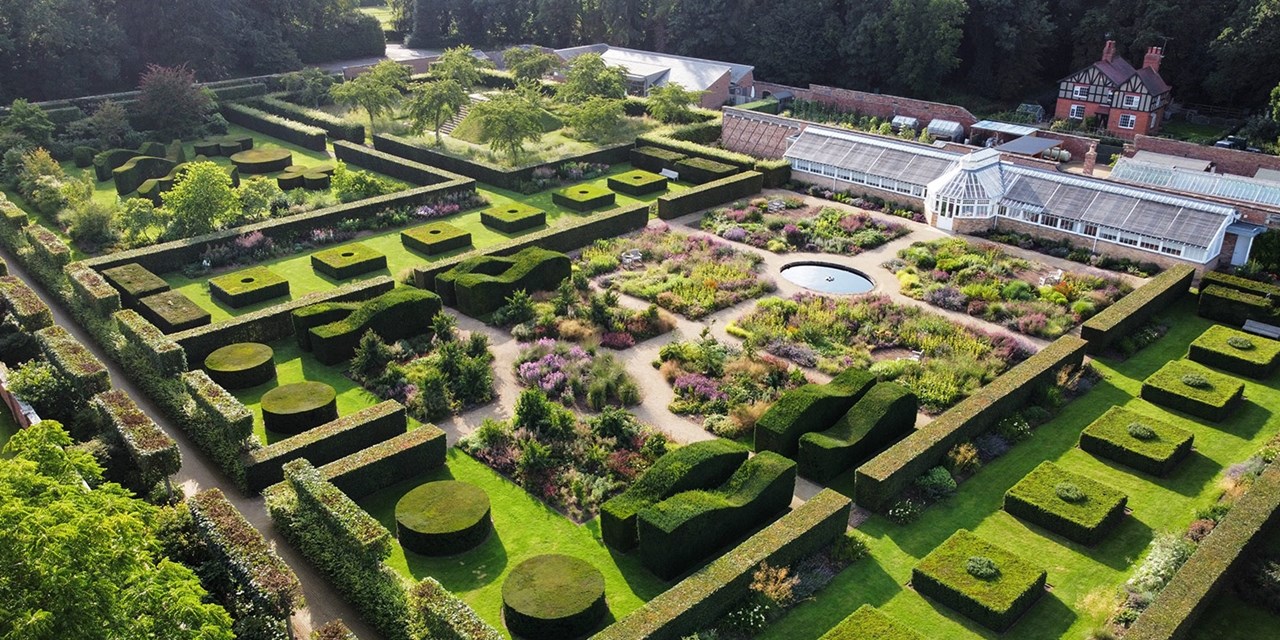  The garden features modern, perennial meadow planting combined with tradtional English gardening