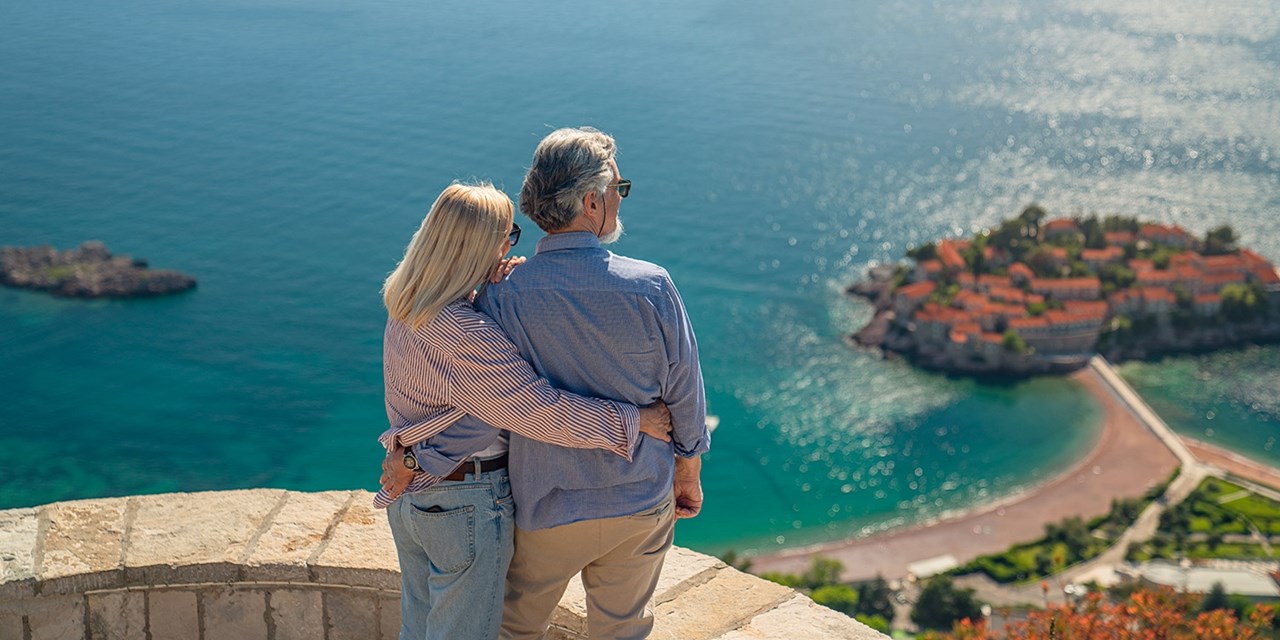Montenegro destaca por la combinación de costa, montañas y ciudades históricas, con lugares como la bahía de Kotor, Budva y Sveti Stefan