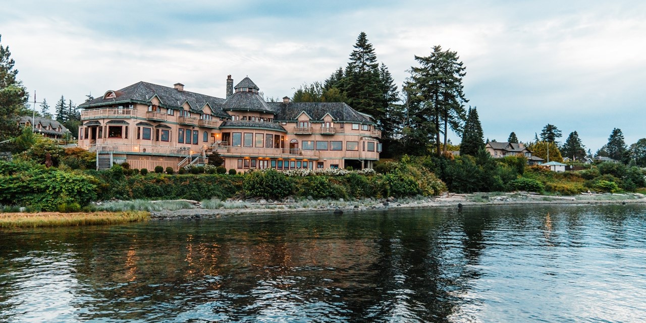 Explore the area and soak up stunning fall scenery, wildlife and world-class salmon fishing