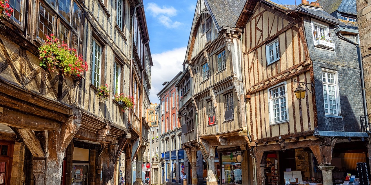 Visitez la jolie cité médiévale de Dinan, en Bretagne.
