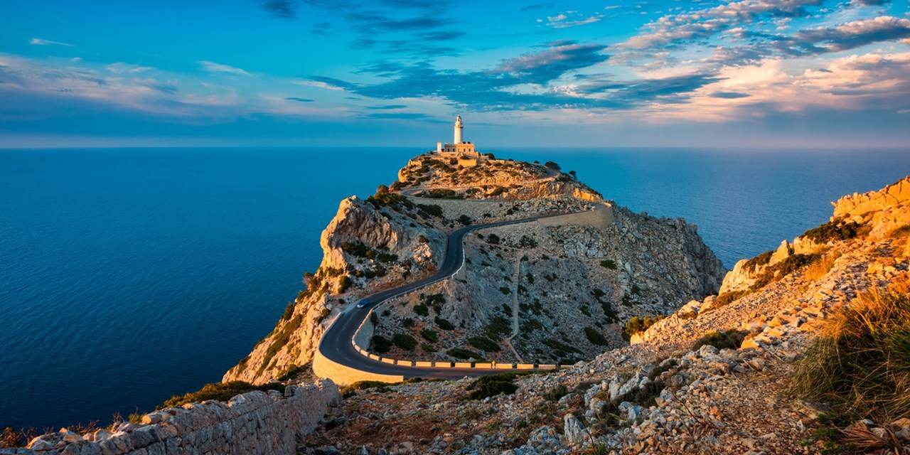 Construido en 1863, el Faro de Formentor se alza rodeado de unas vistas espectaculares del Mediterráneo