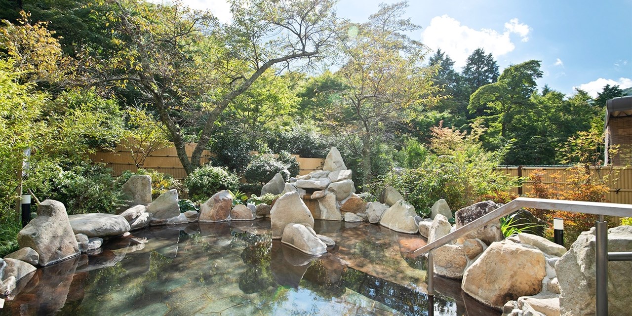 『箱根高原ホテル』大浴場　乙女湯内　露天風呂「月」　イメージ　※季節により景観が異なります