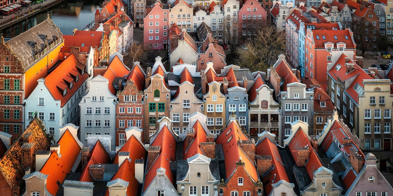 Gdansk, a orillas del mar Báltico, sorprende por sus fachadas de colores, sus calles históricas y su legado marítimo