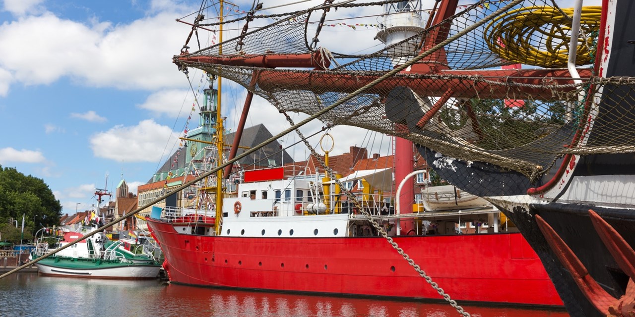 Emdens tidenfreier Hafen ist der drittgrößte Seehafen Deutschlands | Travelzoo