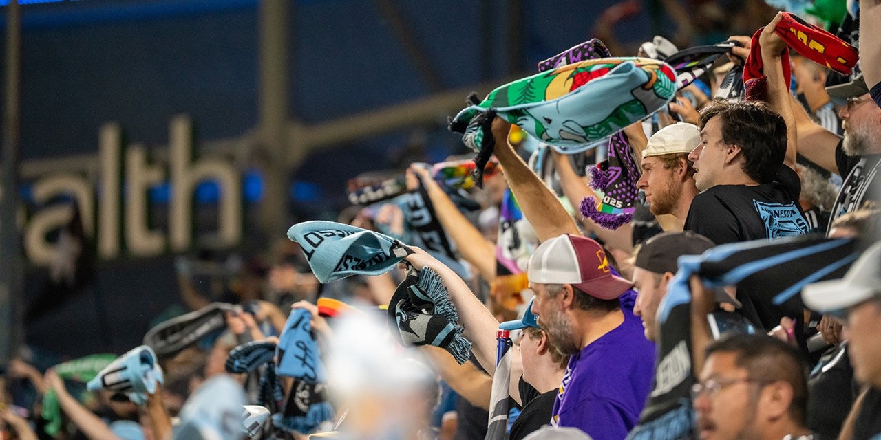 Don't miss a chance to sing "Wonderwall" with these fans