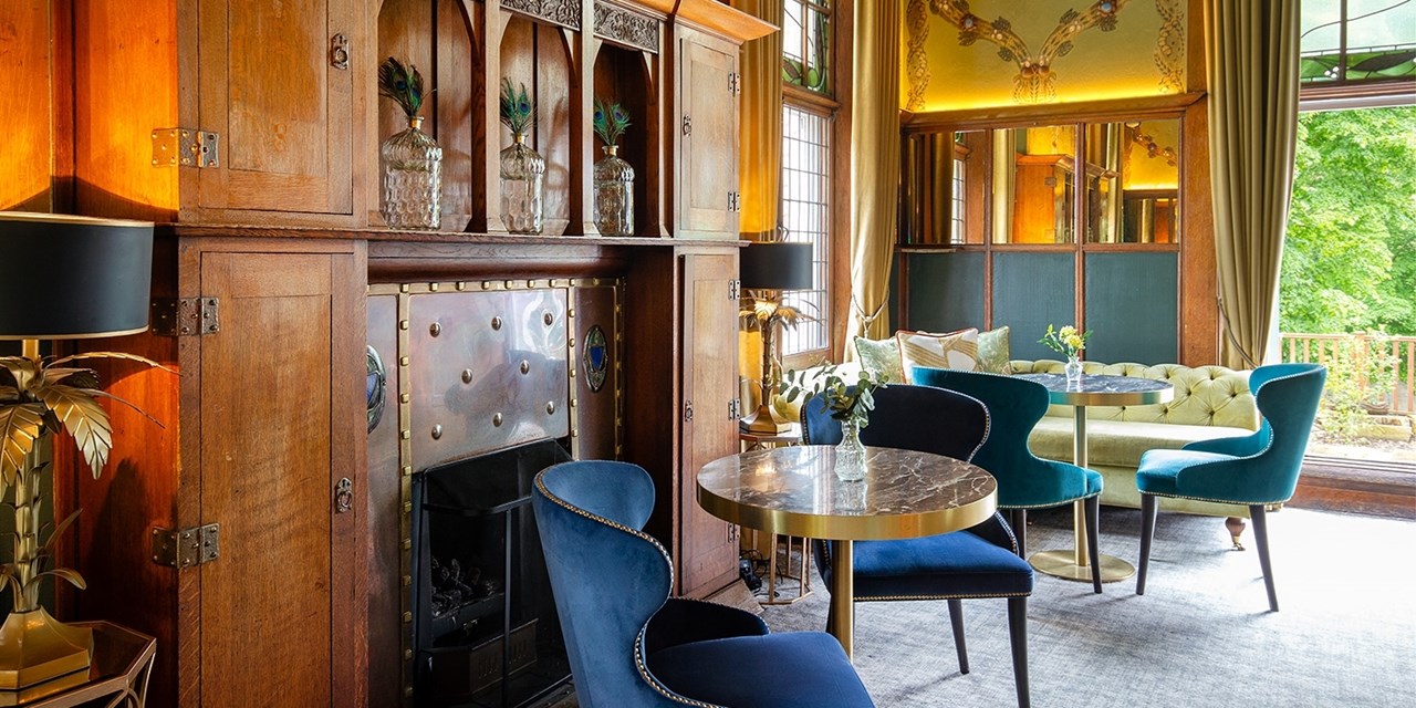 Peacock Bar in the hotel features a marble-topped cocktail bar and plush sofas