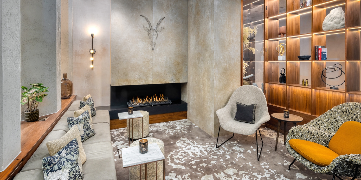 Tejidos ricos, estampados florales y obras de artistas locales decoran todo el espacio.