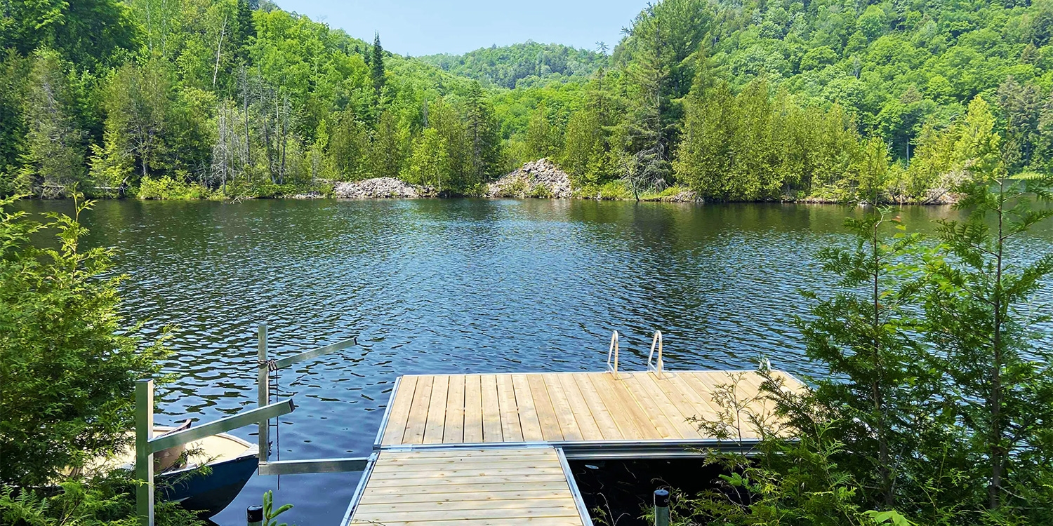 Relax lakeside in the Laurentians