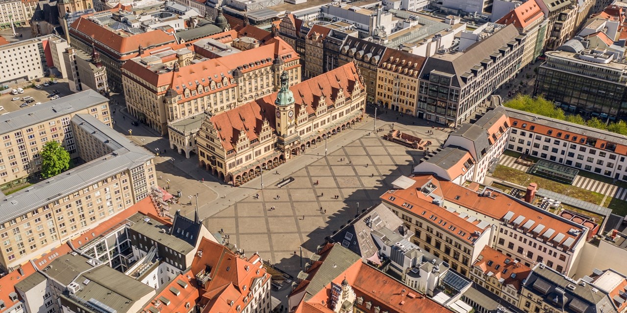 Der Platz vor dem Rathaus ist im Sommer Veranstaltungsort des Festivals „Marktmusik“. | Travelzoo 