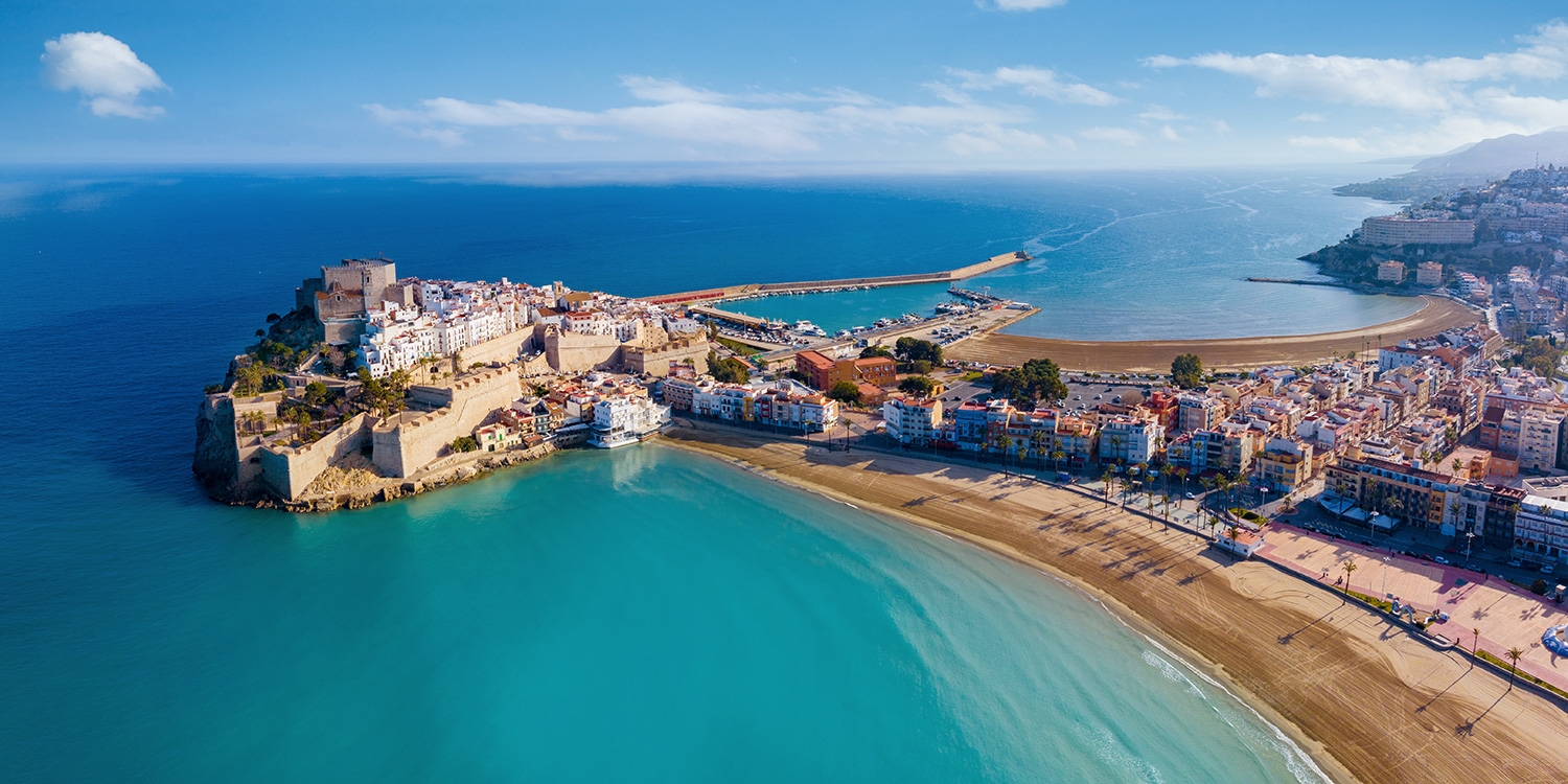 Con su bandera azul que garantiza la calidad de sus aguas y servicios, las playas de Peñíscola son un destino seguro y acogedor para disfrutar en familia