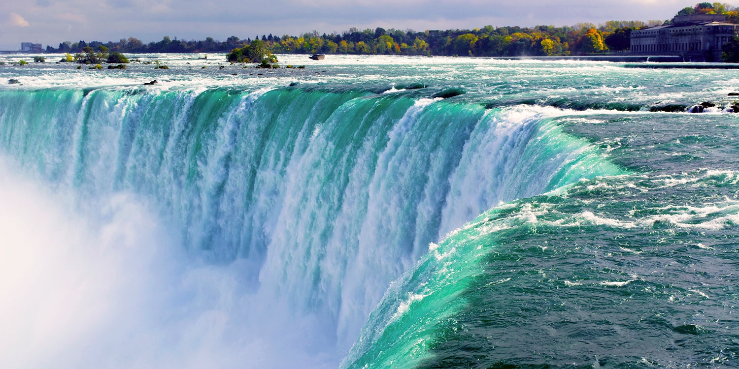 The hotel is a 10-minute walk from the majestic Falls