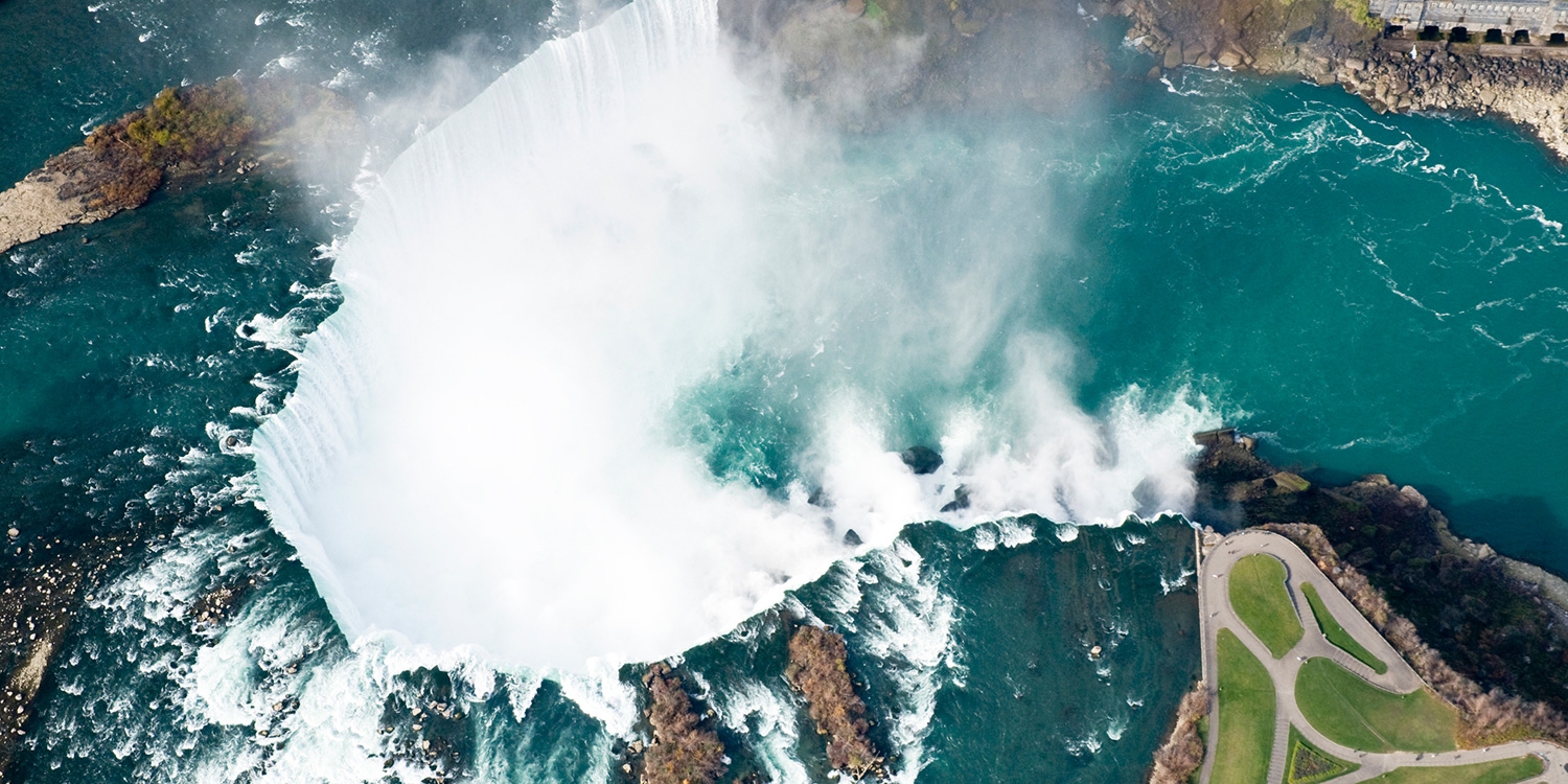 This hotel is a 10-minute walk to the Falls