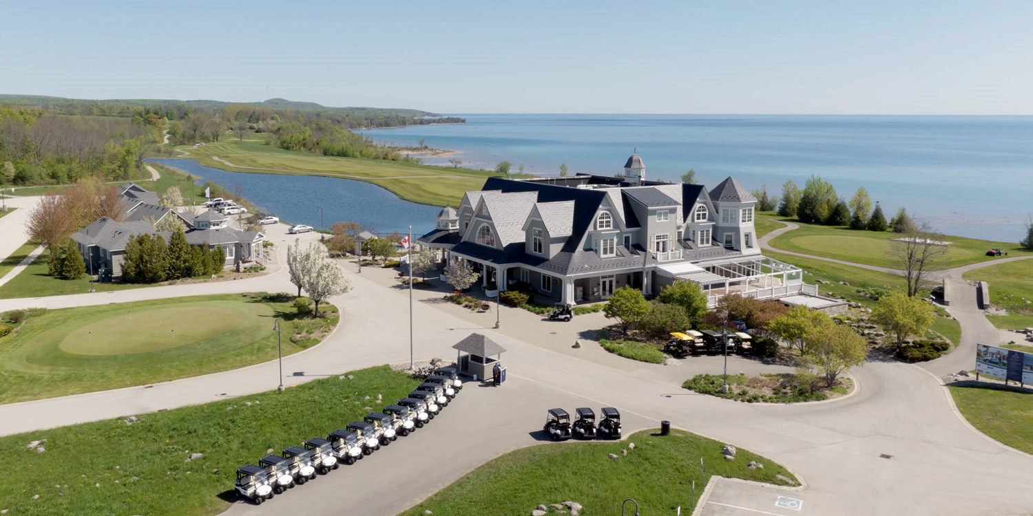 This inn sits on a kilometre of private beachfront