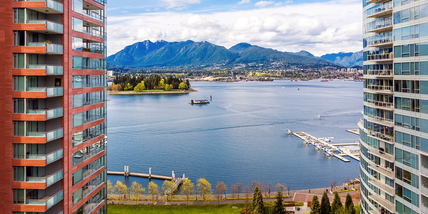 The seawall entrance to Stanley Park is at your doorstep